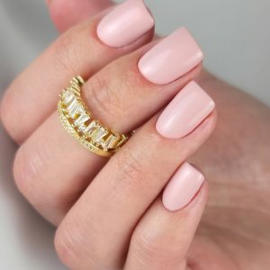 Uñas preparadas con técnica de manicura rusa y nivelación profesional