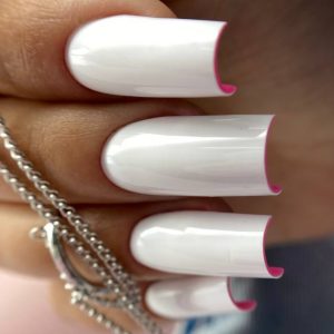 Uñas con apex perfecto y curvatura C profesional.